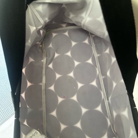 Thirty-One Black and White Circle Pattern Utility Tote - Picture 3 of 4